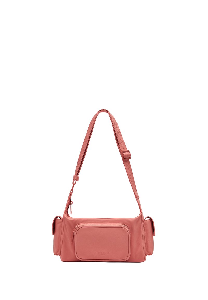 Różowa skórzana torebka o prostokątnym kształcie, z regulowanym paskiem, przednią kieszenią na zamek oraz teksturalnym wykończeniem na pasku.