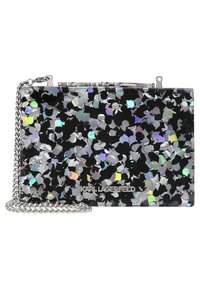 Clutch nera con motivo di coriandoli olografici, tracolla in catena argentata e hardware in metallo. Presenta il logo "Karl Lagerfeld".