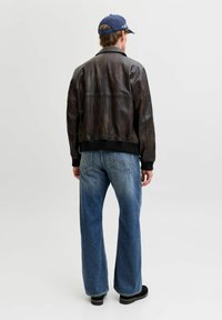 Jack & Jones JJITOBY JJORIGINAL AKM 918 - Zvonové džínsy - blue denim