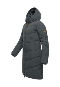 Vadderad lång kappa i mörkgrått med huva, dragkedja framtill och ribbade ärmslut. Har ett diagonalt quiltat mönster och sidofickor.