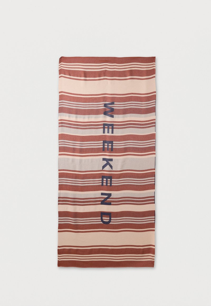 Ριγέ υφασμάτινη πετσέτα με οριζόντιες λωρίδες σε αποχρώσεις σκουριάς, μπεζ και ανοιχτού καφέ, με τη λέξη "WEEKEND" σε σκουρό μπλε, τοποθετημένη κάθετα.