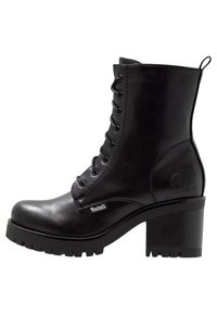 Czarne skórzane botki na kostkę z sznurowaniem, z solidnym obcasem, wytrzymałą podeszwą i tłoczonym logotypem z boku.