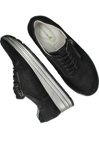 Zwarte suède sneakers met zilveren rubberen zolen. Kenmerken zijn onder andere een vetersluiting aan de voorkant en een zijrits, wat een combinatie van stijl en functionaliteit biedt.