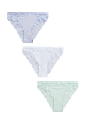 Trzy damskie majtki typu bikini w jasnoniebieskim, białym i bladozielonym kolorze, każda z koronkowymi detalami po bokach.