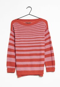 Gestrickter Pullover an einem Kleiderbügel, mit horizontalen Streifen in Rot und Rosa. Weite Ausschnittlinie, lange Ärmel sowie gerippte Bündchen und Saum.