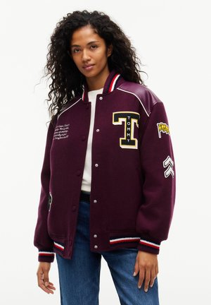 Tommy Jeans, GLOBAL STRIPE MULTI LOGO VARSITY JACKET - Яке бомбър - calypso berry melange