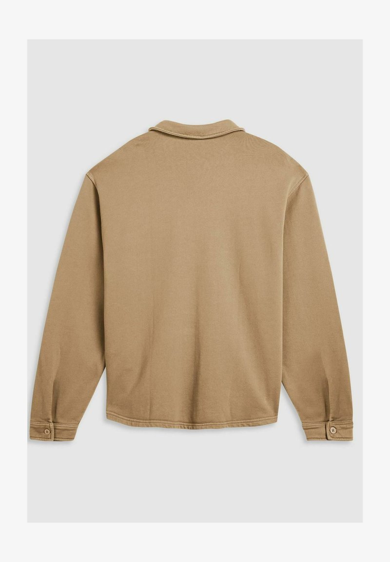 Camicia a maniche lunghe con colletto in marrone chiaro, realizzata in morbido tessuto misto cotone, con polsini con bottoni e dettagli di cuciture minimaliste.