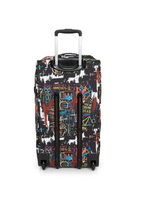 Multifärgad rullväska med abstrakta graffitimönster. Tillverkad av slitstarkt tyg, utrustad med ett utdragbart metalhandtag och svarta hjul.