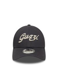 Μαύρο καπέλο με ρυθμιζόμενο λουράκι, διακοσμημένο με κεντημένο λογότυπο "Guzzi" σε ανοιχτό γκρι. Λείο ύφασμα, στρογγυλή κορυφή και κυρτό γείσο.