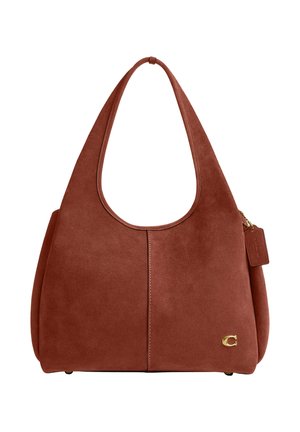 Hnědá semišová taška přes rameno s širokým jednopolovým popruhem, zlatým logem vpravo dole a malou připevněnou visačkou na pravé straně.