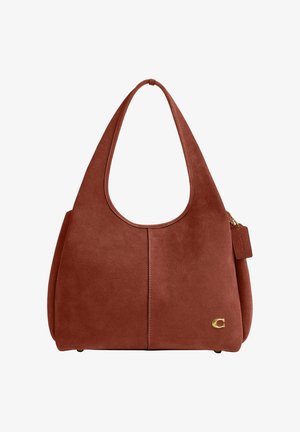 Brun ruskind shoppertaske med bred enkelt strop, guld logoemblem nederst til højre og lille vedhæng på højre side.