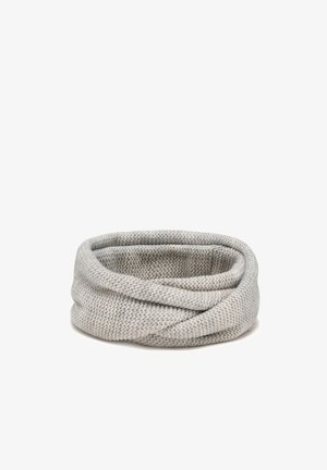 Cesta de lana gris con una superficie texturizada, que presenta una forma redondeada y un diseño retorcido alrededor del borde para darle más dimensión.