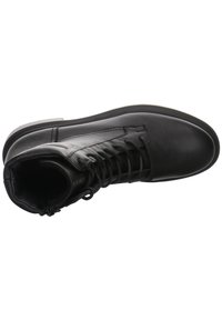 Černé kožené kotníkové boty s kulatou špičkou, šněrováním vpředu a hladkým povrchem. Mají polstrovaný límec pro pohodlí a pevnou podrážku.