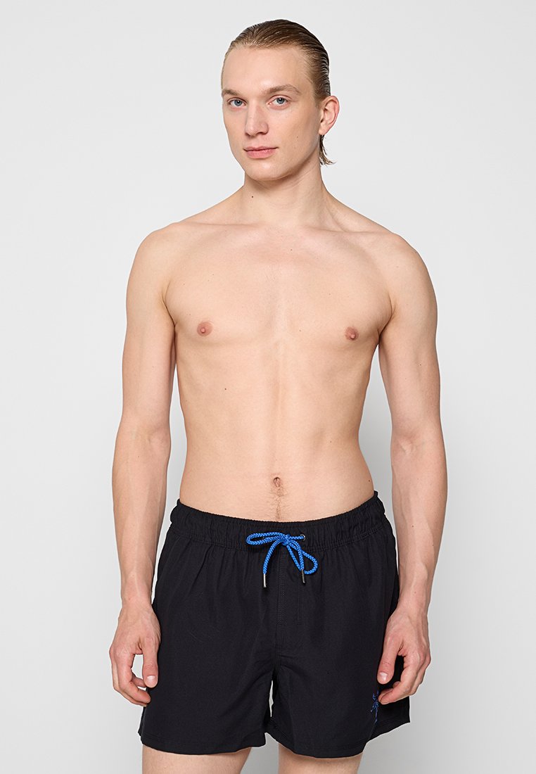Shorts de bain noirs avec une taille élastique et un cordon de serrage bleu. Fabriqués en matériau léger, avec un petit logo sur le côté.