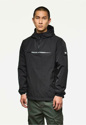 Schwarze leichte Kapuzenjacke mit einem Reißverschluss auf der Vorderseite, ausgestattet mit einem reflektierenden Logo "WEEKEND OFFENDER" auf der Brust und verstellbaren Manschetten.