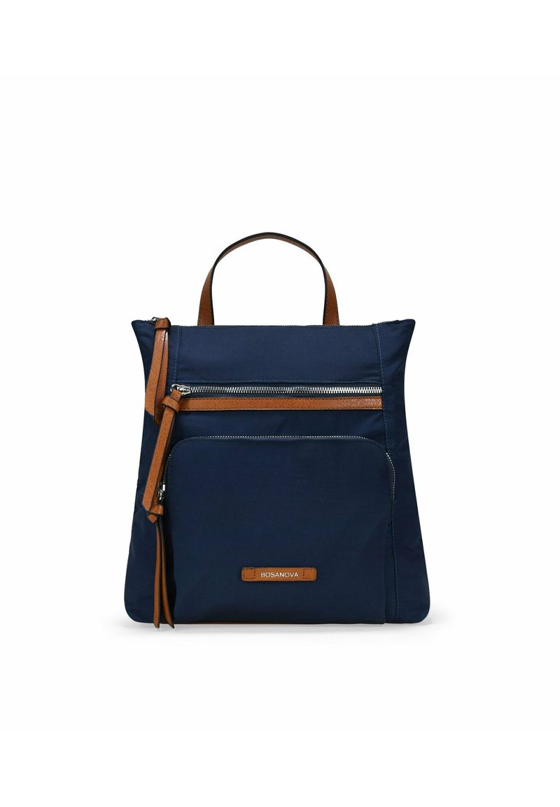 Mochila navy, material de nailon, cuenta con un asa y acentos de cuero marrón, un bolsillo frontal con cremallera y una etiqueta de logo en la parte inferior.