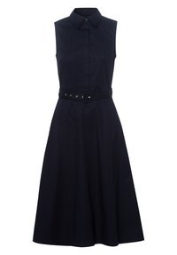 Robe sans manches bleu marine foncé avec un col à revers, une silhouette évasée en A, et une taille ceinturée ornée d'une boucle rectangulaire et d'une garniture argentée.