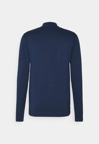 Marineblauer Langarmpullover mit gerippten Bündchen und Saum, von hinten vor einem schlichten weißen Hintergrund gezeigt.
