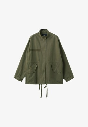 Maslinasto zelena lagana jakna s uspravnim ovratnikom, prednjim patentnim zatvaračem, džepovima s preklopom, donjim rubom s vezicama i dugim rukavima s manšetama na kopčanje.