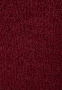 Tissu bordeaux présentant une surface texturée et tricotée avec une apparence légèrement duveteuse, affichant une couleur riche et profonde sur toute sa surface.