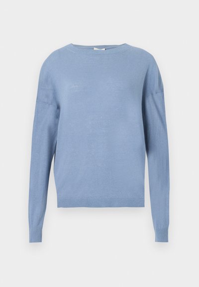 Ανοιχτό μπλε πουλόβερ με μακριά μανίκια και στρογγυλή λαιμόκοψη, με ριμπ μανσέτες και τελείωμα, τοποθετημένο επίπεδα πάνω σε λευκό φόντο.