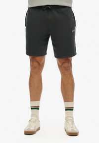 Donkergrijze sweatshorts met een elastische tailleband met trekkoord en zijzakken. Bevat een klein logo op de linkerdij.