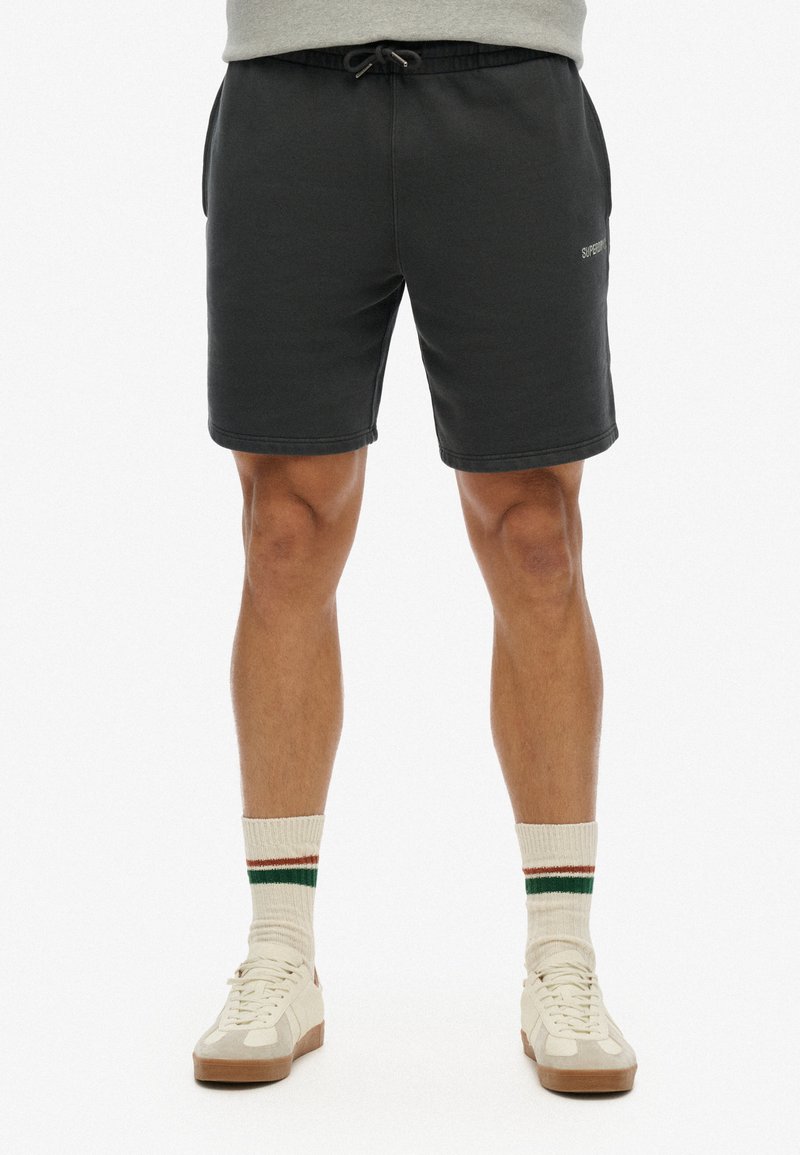 Donkergrijze sweatshorts met een elastische tailleband met trekkoord en zijzakken. Bevat een klein logo op de linkerdij.