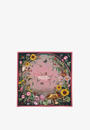 Pañuelo cuadrado con fondo rosa, borde floral, varios pájaros, mariposas, animales y texto "FABLE" en el centro.