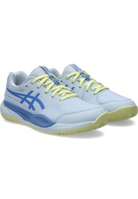 Helle blaue Sportschuhe mit gelbgrünen Schnürsenkeln, Obermaterial aus Mesh, strukturiertem Zehenbereich und blauen Seitenelementen. Profilsohle für besseren Halt.