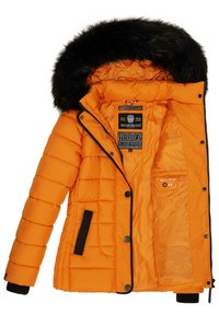 Veste d'hiver rembourrée orange vif avec capuche bordée de fourrure noire, fermeture éclair et boutons noirs, et étiquettes de marque visibles à l'intérieur.
