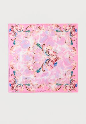 Kwadratowy różowy jedwabny szalik z ozdobnymi złotymi i niebieskimi barokowymi kwiatowymi zawijasami oraz subtelnym wzorem batiku na środku.