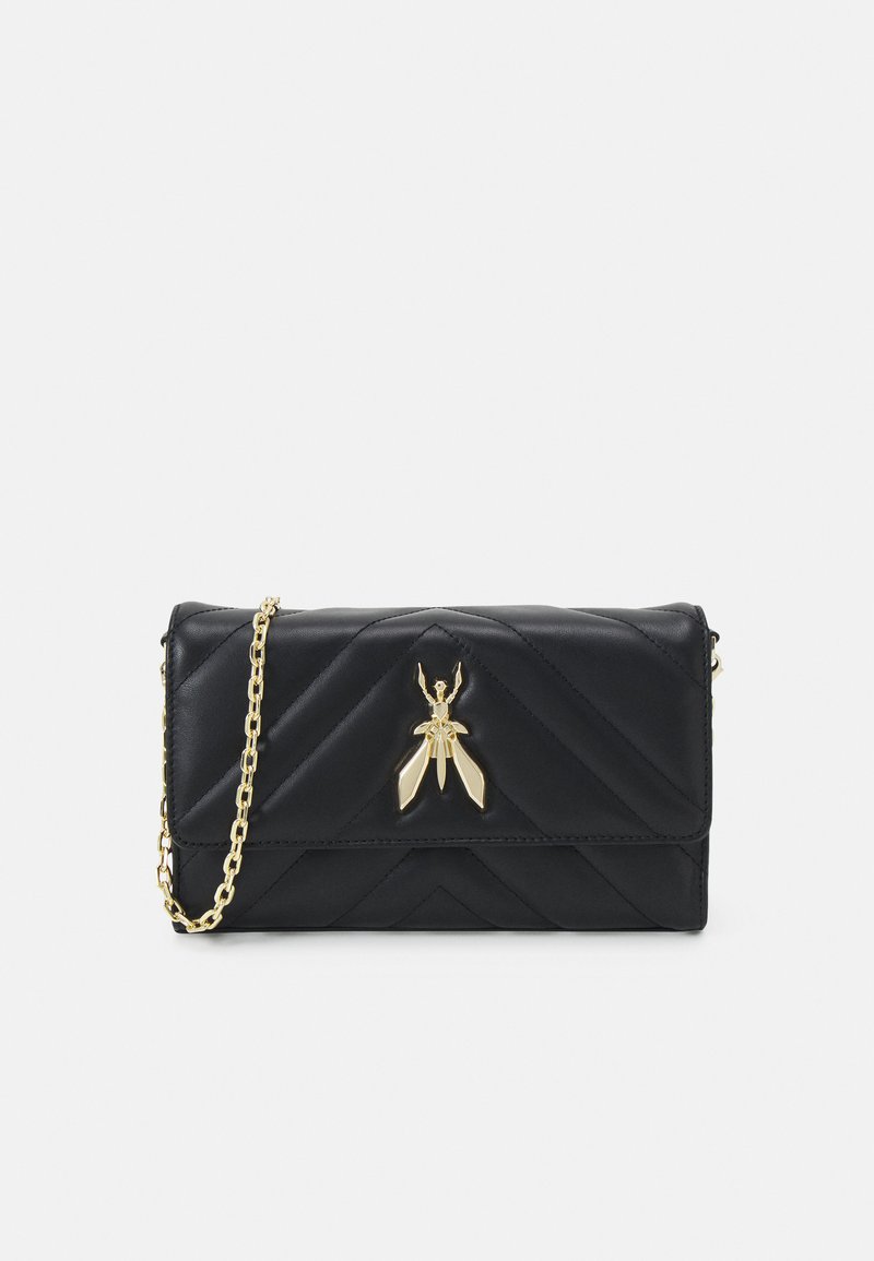 Mala preta matelassé com um emblema de abelha dourado, apresentando uma alça de corrente e uma forma retangular. Textura suave com padrão de chevron.