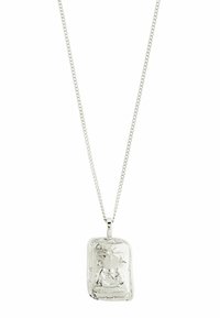Silverhalsband med en rektangulär berlock som har en detaljerad graverad design, hängande från en tunn, vävd kedja.