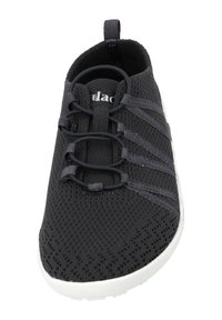 Schwarzer Mesh-Slipper mit elastischen Schnürsenkeln und strukturiertem Obermaterial. Verfügt über eine weiße Gummisohle und einen verstärkten Zehenbereich.