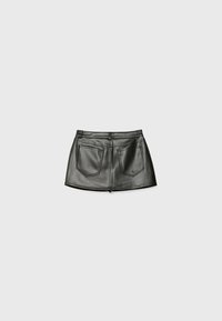 Jupe mini en cuir noir avec une texture lisse, un design ajusté, deux poches arrière et une fermeture éclair dissimulée au dos.