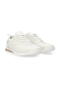 Weiße Sneaker mit einem glatten Lederobermaterial, runder Zehenpartie, Schnürverschluss, kontrastierender grauer Naht und einem braunen Akzent an der Sohle.