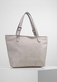 Szara syntetyczna torba typu tote z dwoma regulowanymi paskami na ramię, gładką fakturą, otwartym wierzchem, bez widocznych wzorów i elementów metalowych.