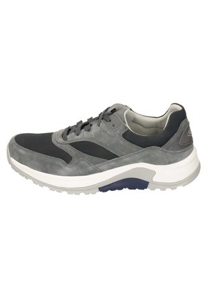 Grijze suède en mesh sneaker met een witte tussenzool en verbeterde grip. Heeft veters en subtiele merkbranding op de hiel.