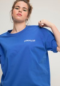Studio Untold DANS LE DOS COL ROND ET - T-shirts basic - cornflower blue