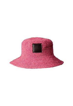 Roze geweven bucket hat met brede rand en een zwarte vierkante patch aan de voorkant.