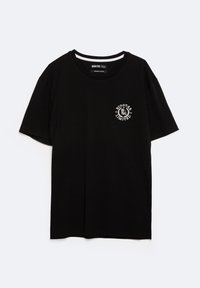 Schwarzes Baumwoll-T-Shirt mit Rundhalsausschnitt und kurzen Ärmeln. Verfügt über ein weißes, kreisförmiges Logo im linken Brustbereich. Einfaches Design, keine Muster.