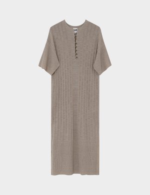 Μίντι πλεκτό φόρεμα σε απόχρωση ταουπέ με κοντά μανίκια, κάθετη ριμπ υφή, στρογγυλή λαιμόκοψη και εμπρόσθια σειρά με επτά κουμπιά.