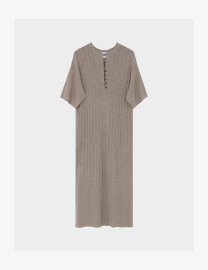 Μίντι πλεκτό φόρεμα σε απόχρωση ταουπέ με κοντά μανίκια, κάθετη ριμπ υφή, στρογγυλή λαιμόκοψη και εμπρόσθια σειρά με επτά κουμπιά.