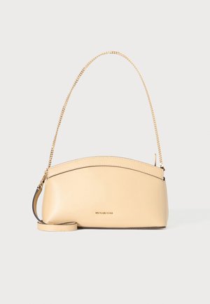 Beige Leder-Schultertasche von Michael Kors mit gewölbtem oberen Rand, goldener Kettenriemen und kleinem Logo vorne.