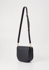 Borsa a tracolla in pelle nera con forma arrotondata, tracolla regolabile e dettagli in metallo dorato. Texture liscia con un design minimale.