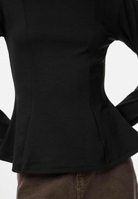 Czarny top z długim rękawem z dopasowanym korpusem i rozkloszowanym dołem. Wykonany z gładkiego materiału, charakteryzujący się bezszwową konstrukcją i brakiem widocznych wzorów.