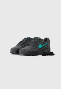 Melnas sporta kurpes ar pelēku augšdaļu, tirkīza akcentiem un teksturētu materiālu. Aprīkotas ar Air Max amortizāciju un iekļauj melnas šņores.