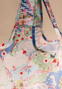Többször használható bevásárlótáska, színes, illusztrált mintával, amely természetet, téli jeleneteket és játékos mintákat ábrázol. Könnyű anyagból készült.