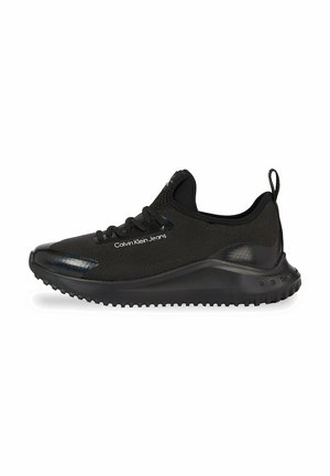 Scarpe da ginnastica nere con parte superiore in rete, suola in gomma e dettagli testurizzati. Presentano un logo sul lato e una linguetta sul tallone.