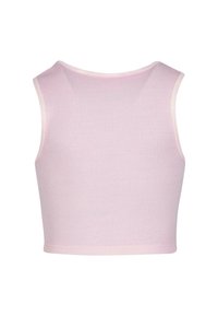 Lys rosa ribbestrikket ermeløs crop topp med scoop hals og hvit kanting rundt armhullene og halsen, vist bakfra.
